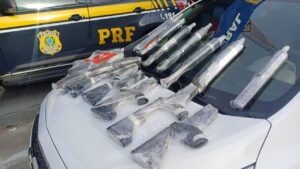 prf-apreende-fuzis-escondidos-em-painal-de-carro-em-teresopolis-(rj)