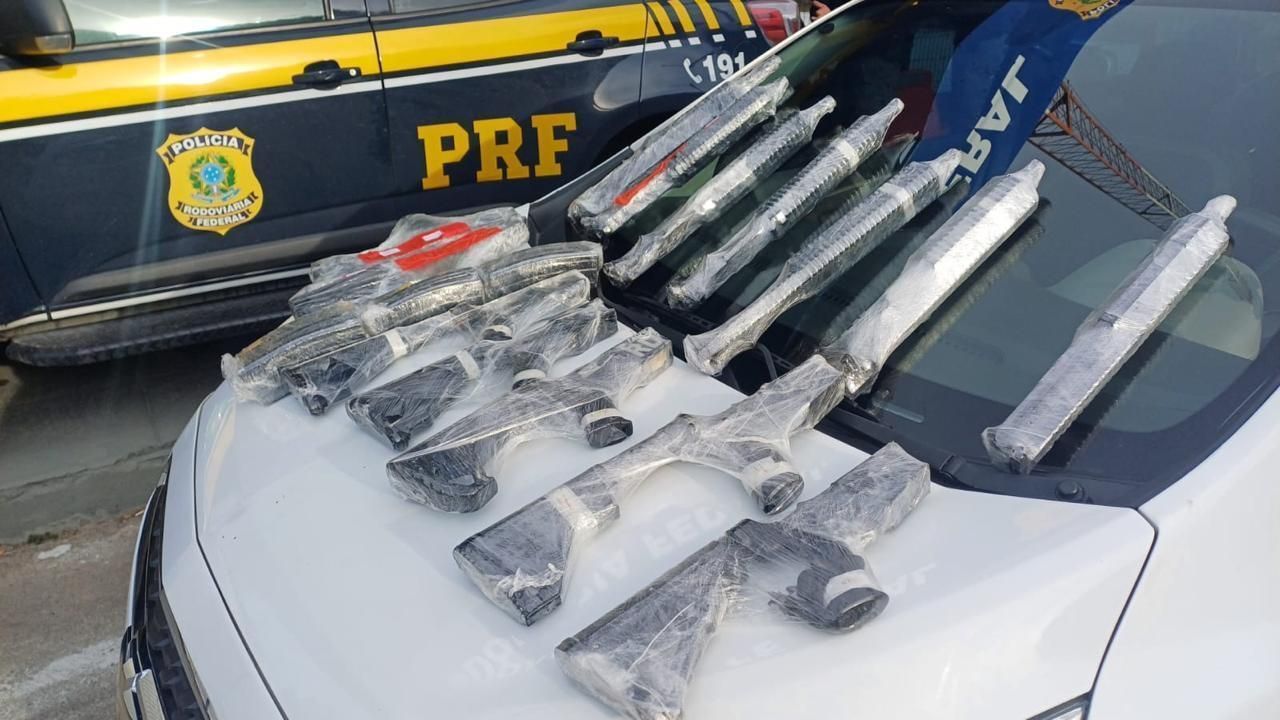 prf-apreende-fuzis-escondidos-em-painal-de-carro-em-teresopolis-(rj)