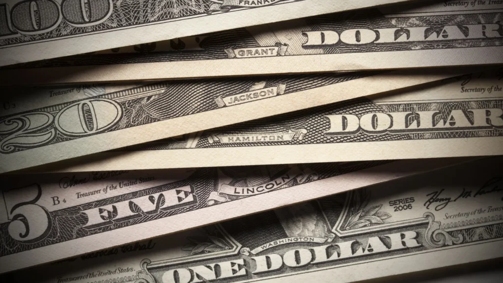 dolar-sobe-com-agenda-fraca-e-foco-em-geopolitica-e-queda-de-commodities