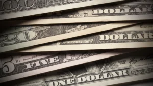 dolar-sobe-com-agenda-fraca-e-foco-em-geopolitica-e-queda-de-commodities