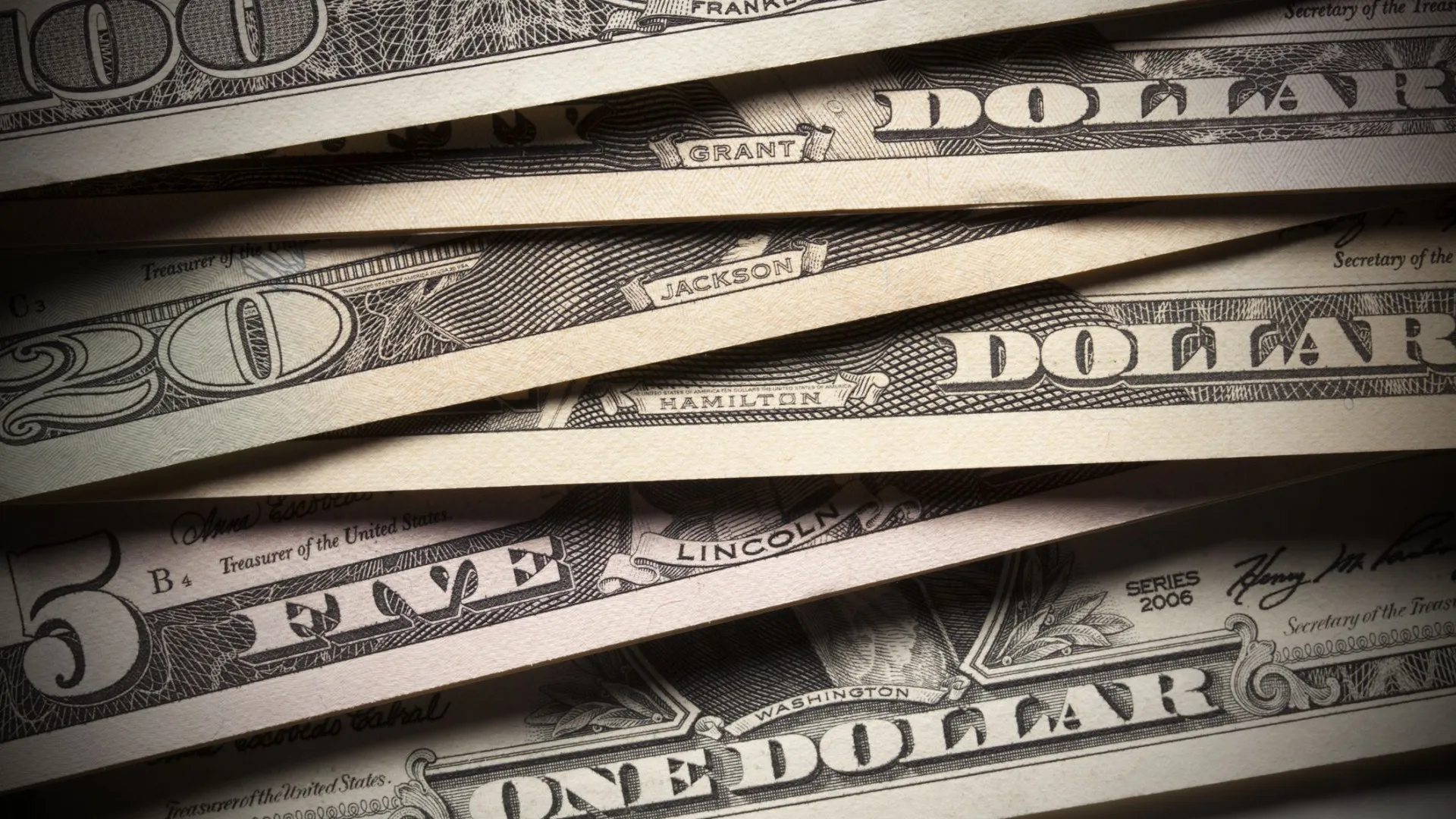 dolar-sobe-com-agenda-fraca-e-foco-em-geopolitica-e-queda-de-commodities