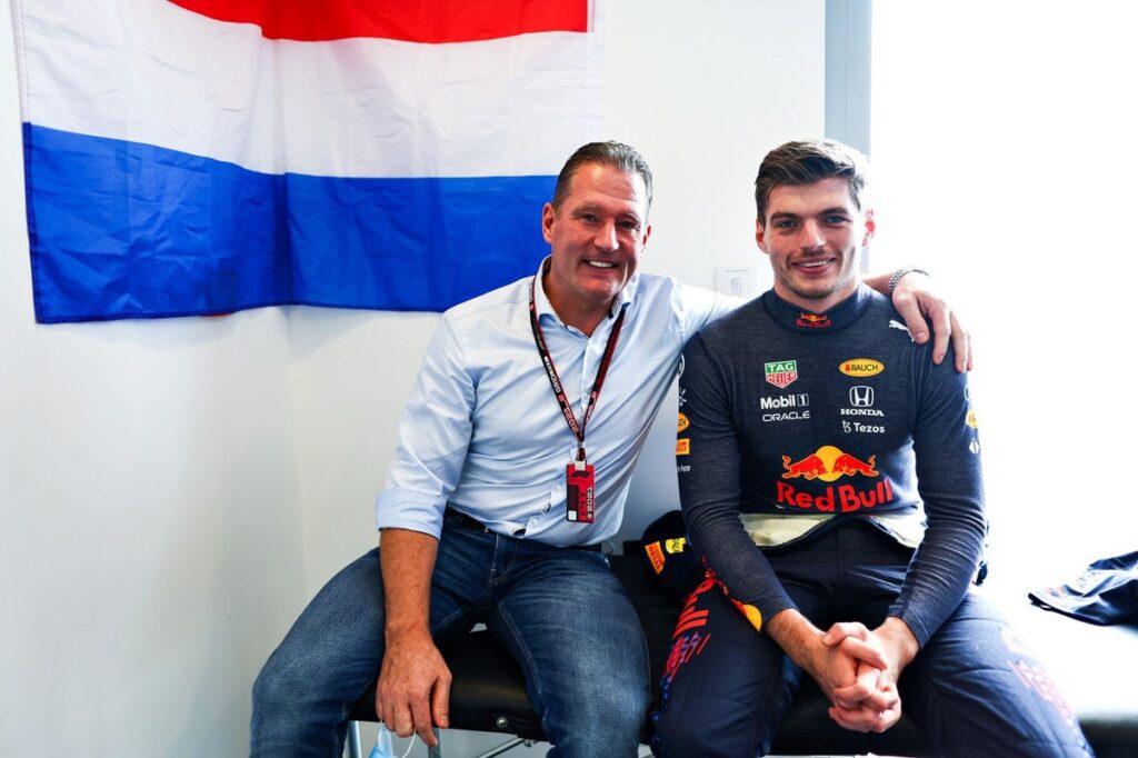 f1-–-jos-verstappen-minimiza-rumores-sobre-max-na-mercedes:-“falamos-ate-sobre-a-ferrari”