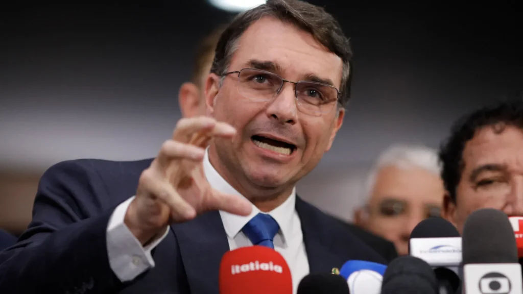 flavio-bolsonaro-compara-caso-de-zambelli-ao-de-battisti-em-evento-da-ultradireita-italiana