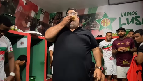 fome-de-titulo:-presidente-da-portuguesa-rj-come-pizza-em-prelecao