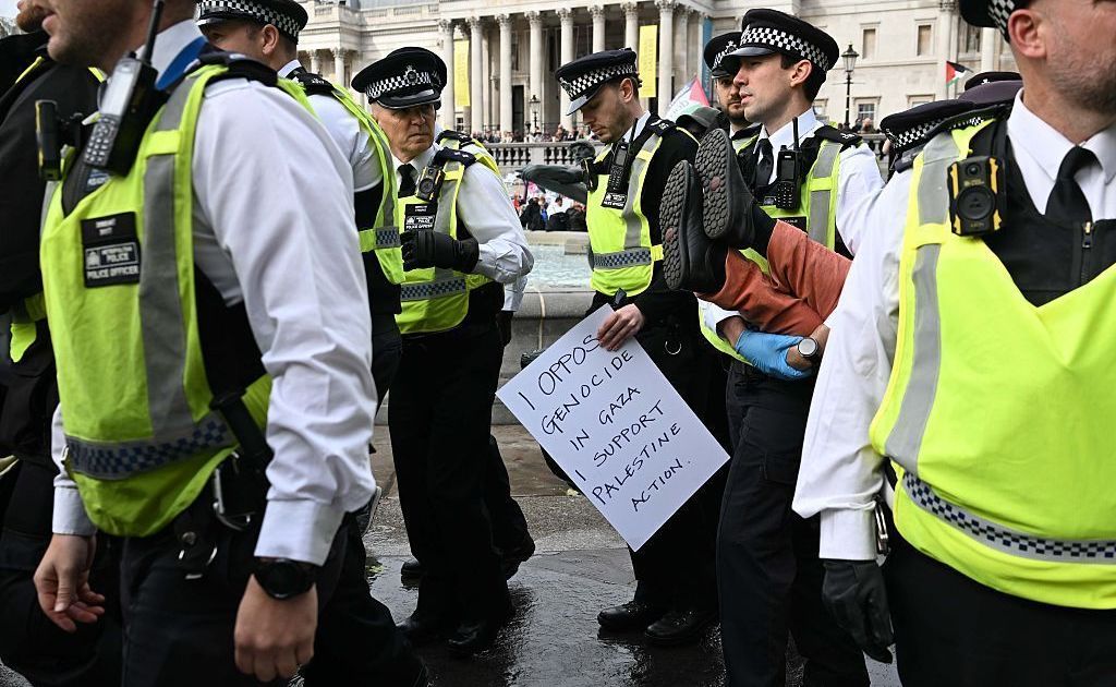 reino-unido-amplia-poderes-da-policia-para-repressao-de-protestos