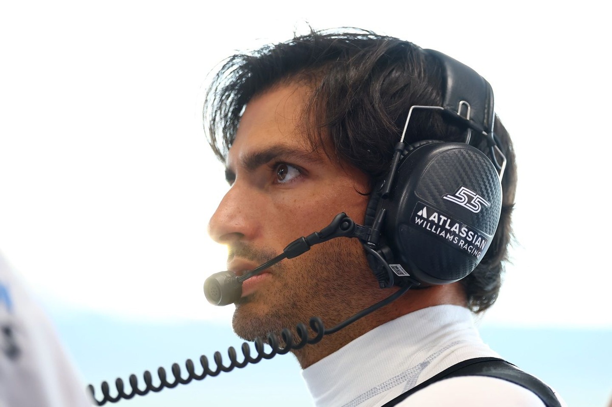 sainz-questiona-f1-por-“exagerar-nas-namoradas”-e-perder-“o-foco”-na-transmissao-das-corridas