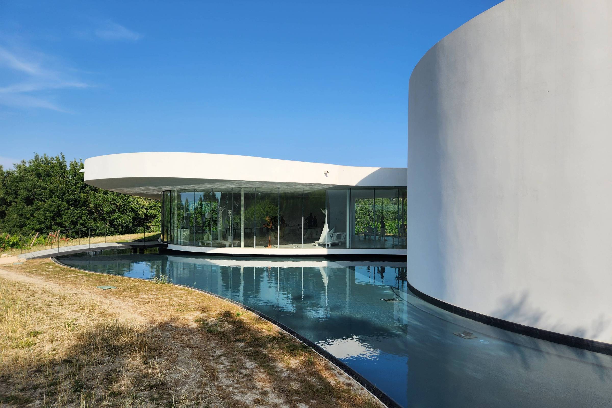 vinicola-da-provenca-tem-pavilhao-de-niemeyer,-um-dos-seus-ultimos-projetos