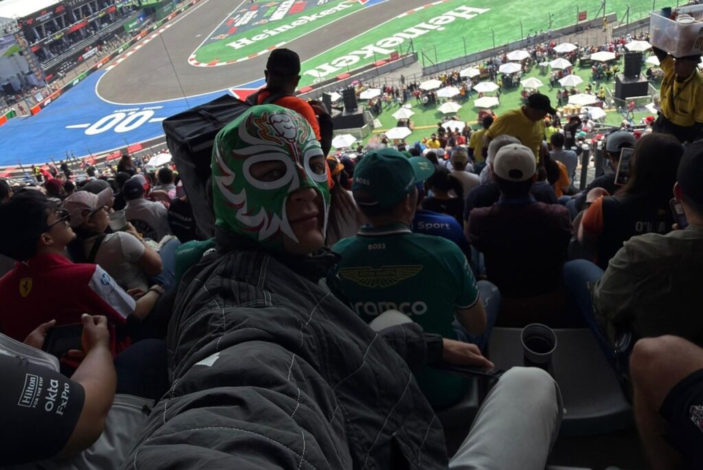 video-f1:-fora-do-tl1-no-mexico,-russell-se-disfarca-e-assiste-treino-na-arquibancada-com-os-fas