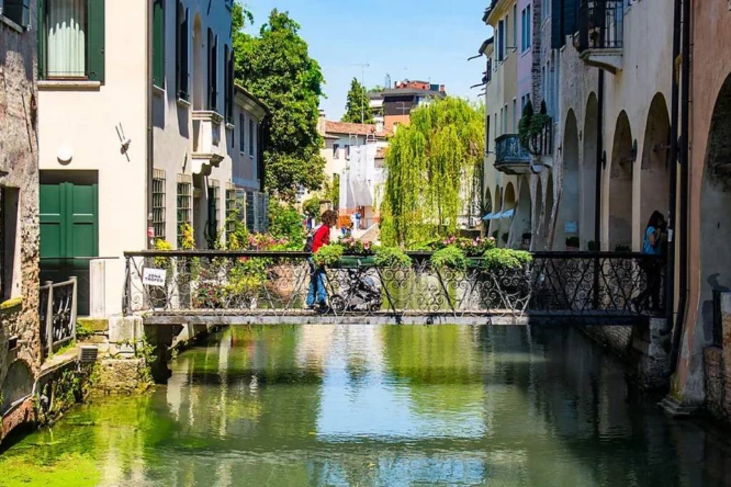 a-revolucao-discreta-da-cidade-italiana-que-virou-alternativa-ao-turismo-excessivo-de-veneza