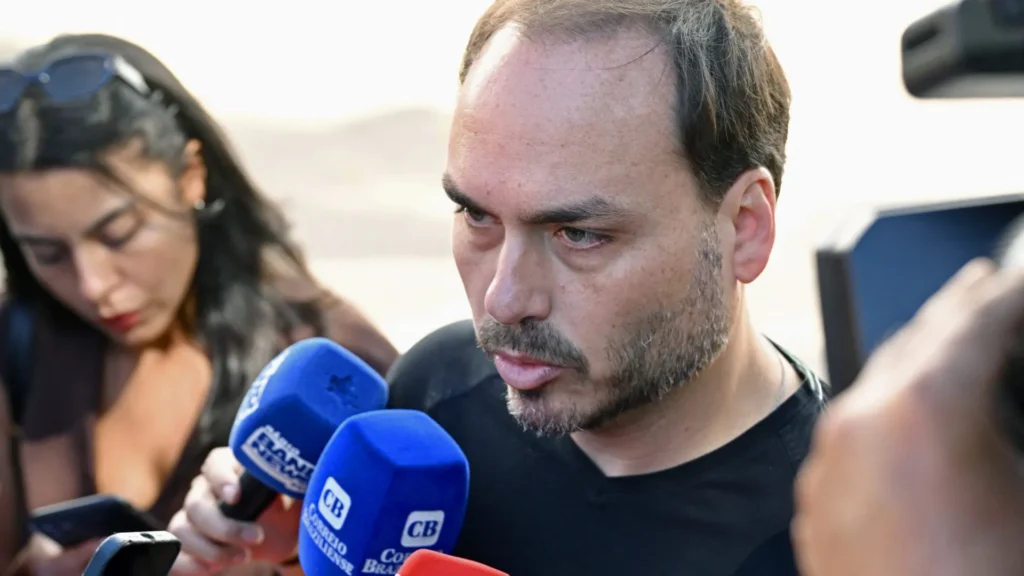 solucos-de-bolsonaro-voltaram-apos-procedimentos,-diz-carlos-bolsonaro