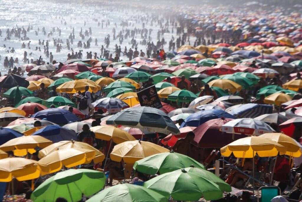 barracas-e-quiosques-podem-cobrar-por-cadeira-e-guarda-sol-na-praia?-entenda-a-lei