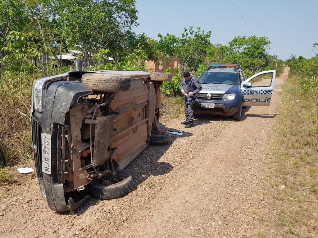 carro-com-ladroes-capota-durante-fuga-em-cuiaba-e-um-deles-e-baleado