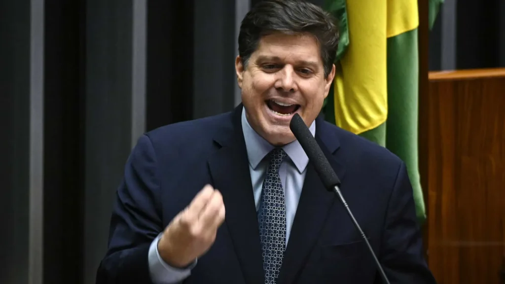 baleia-rossi-sinaliza-alinhamento-com-tarcisio-enquanto-lula-disputa-apoio-do-mdb