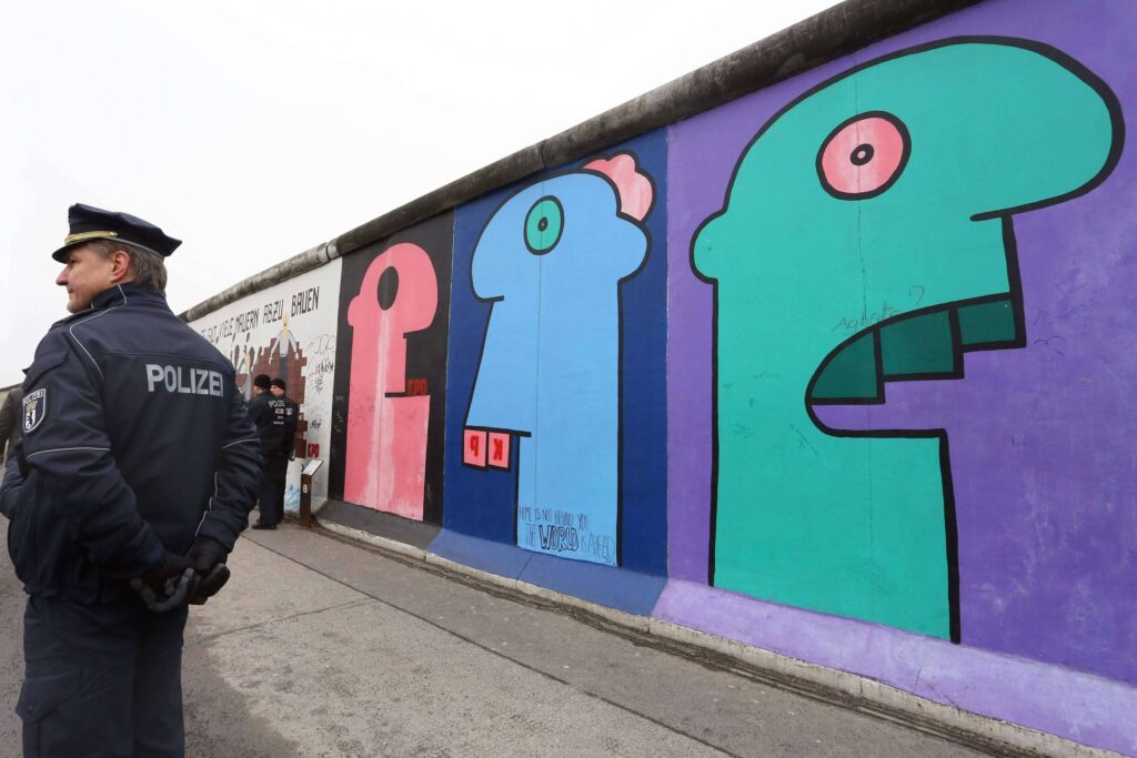 souvenirs-do-muro-de-berlim-misturam-pecas-reais-e-falsificacoes