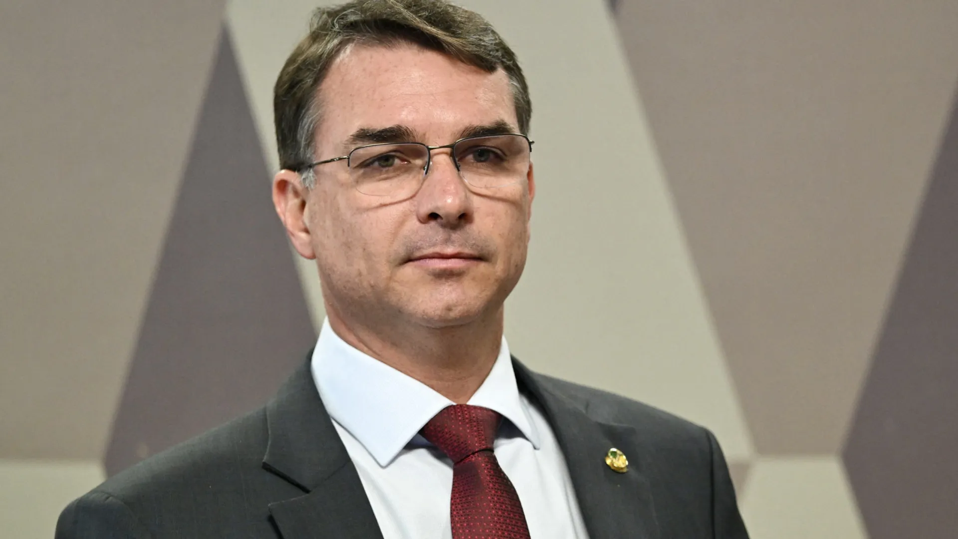 flavio-bolsonaro-busca-marqueteiros-que-evitem-radicalizacao-na-campanha