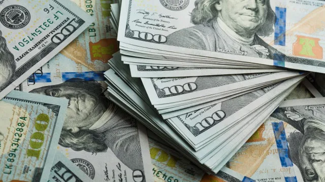 dolar-passa-a-cair-reagindo-a-cpi-dos-eua,-apos-subir-com-temor-sobre-guerra-eua-ira