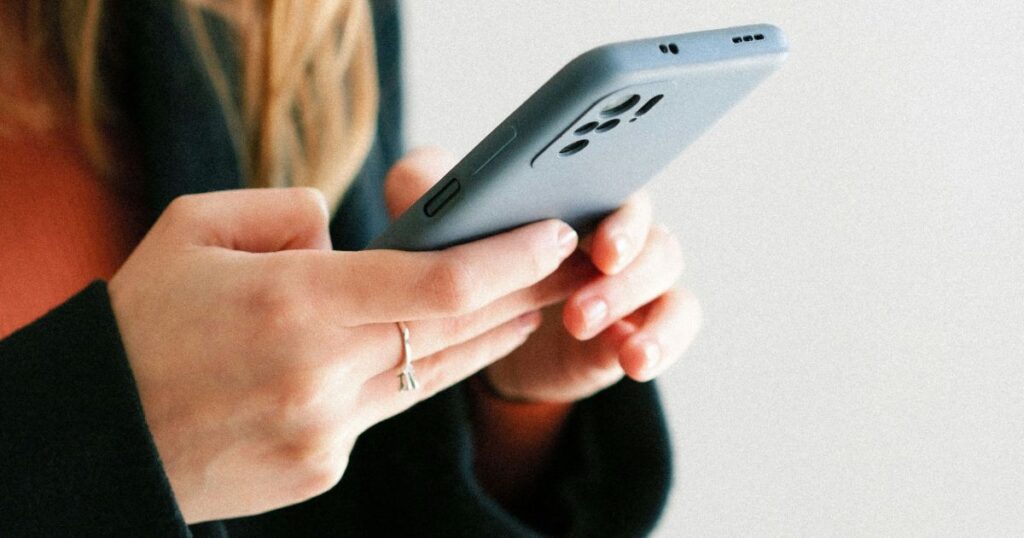 quantidade-de-criancas-de-10-a-13-anos-com-celular-no-brasil-cai-em-2025