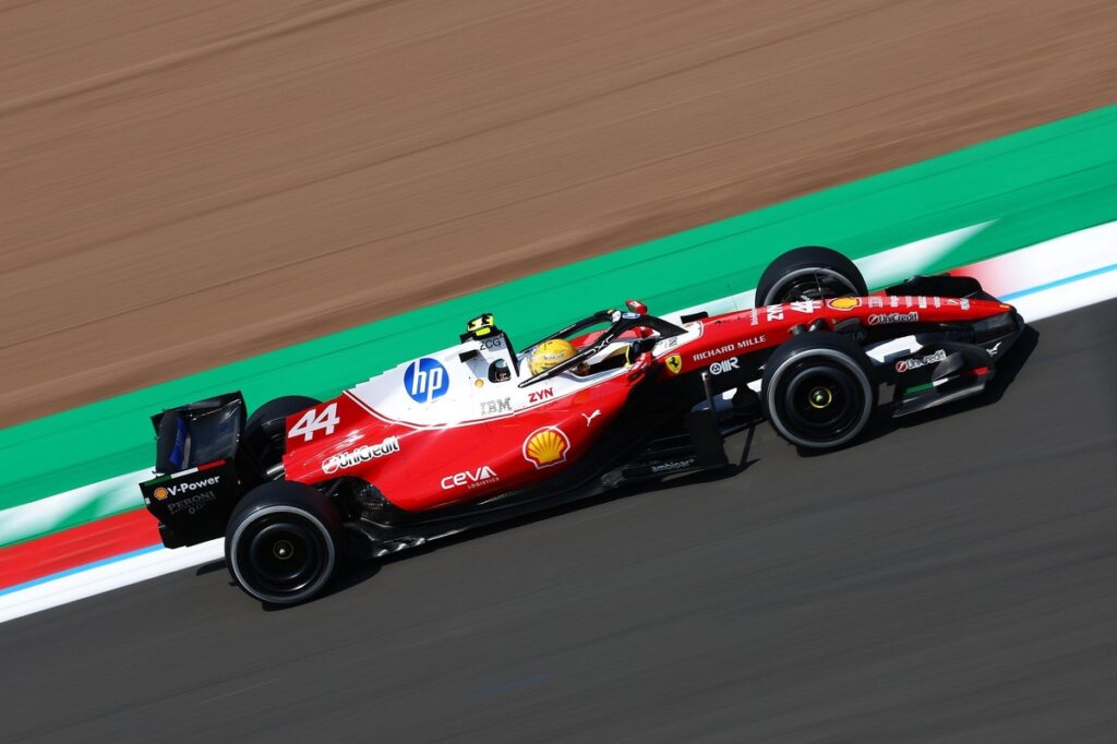 f1:-hamilton-desbanca-antonelli-e-lidera-unico-treino-em-silverstone;-bortoleto-e-12o