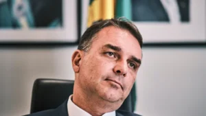 operacao-da-pf-fragiliza-mais-um-aliado-de-flavio-bolsonaro-no-rj