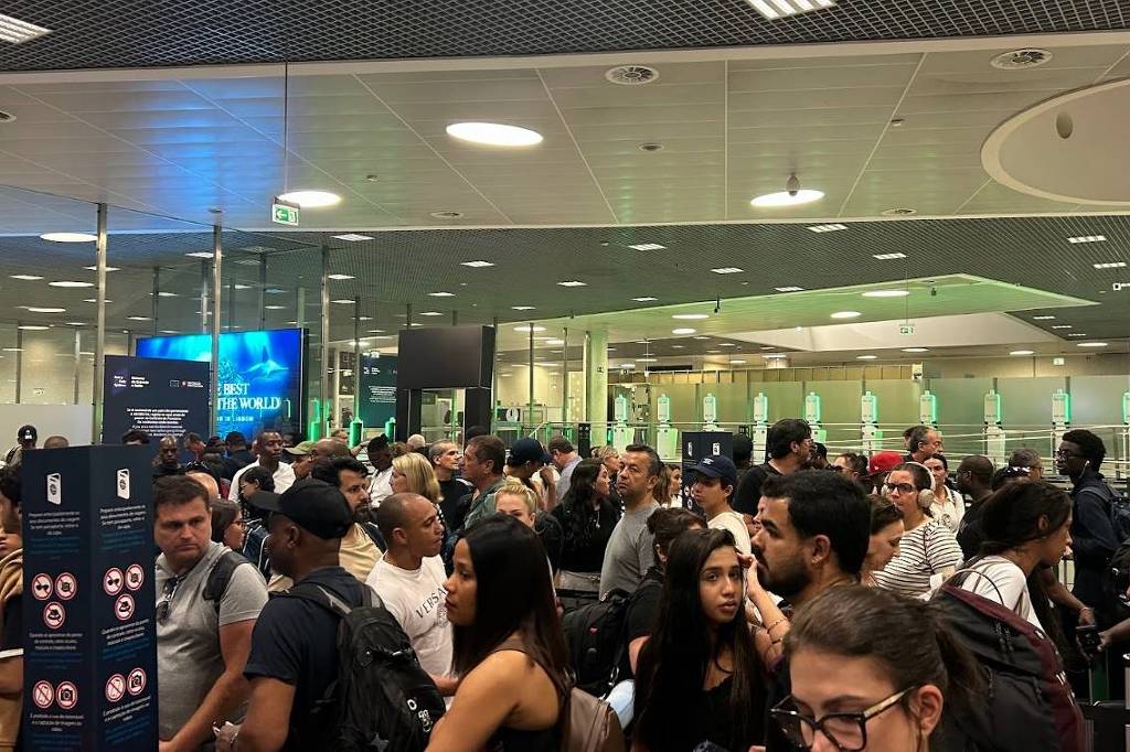 brigas-e-tentativas-de-furar-fila-marcam-passagem-pelo-aeroporto-de-lisboa