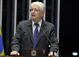 critico-do-pt,-roberto-requiao-ira-filiar-se-ao-pdt-neste-mes