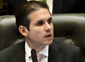 hugo-motta-emprega-em-gabinete-da-camara-trio-de-funcionarias-fantasmas