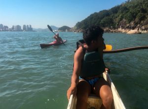 indios-de-mato-grosso-veem-o-mar-pela-primeira-vez-em-santos;-veja-video