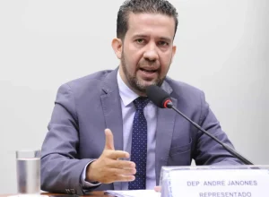 camara-suspende-mandato-de-janones-apos-agressoes-de-bolsonaristas