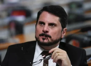 quem-e-marcos-do-val,-senador-alvo-de-medidas-cautelares-por-descumprir-decisao-de-moraes