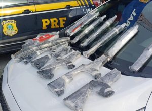 prf-apreende-fuzis-escondidos-em-painal-de-carro-em-teresopolis-(rj)