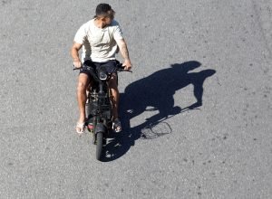 Rio de Janeiro (RJ), 06/04/2026 – Novas regras para a circulação de ciclomotores, bicicletas elétricas e patinetes nas vias da cidade. Foto: Fernando Frazão/Agência Brasil