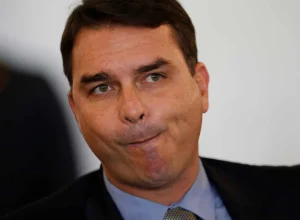 moraes-‘invade-privacidade’-de-mulheres-na-casa-de-bolsonaro,-diz-flavio