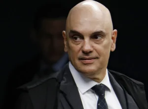 moraes-determina-vistoria-de-carros-e-policiamento-externo-na-casa-de-bolsonaro