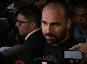 eduardo-bolsonaro-pede-a-motta-para-exercer-mandato-dos-eua
