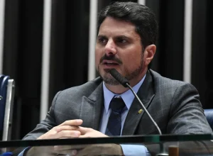 moraes-atende-pedido-de-alcolumbre-e-derruba-cautelares-de-marcos-do-val