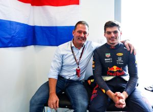 f1-–-jos-verstappen-minimiza-rumores-sobre-max-na-mercedes:-“falamos-ate-sobre-a-ferrari”