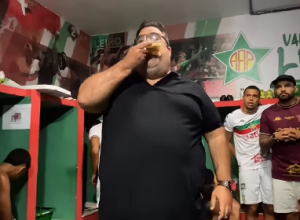 fome-de-titulo:-presidente-da-portuguesa-rj-come-pizza-em-prelecao