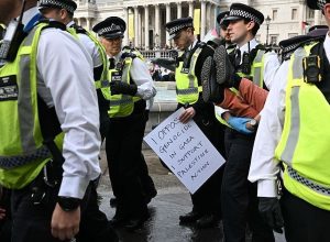reino-unido-amplia-poderes-da-policia-para-repressao-de-protestos