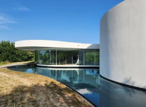 vinicola-da-provenca-tem-pavilhao-de-niemeyer,-um-dos-seus-ultimos-projetos