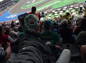 video-f1:-fora-do-tl1-no-mexico,-russell-se-disfarca-e-assiste-treino-na-arquibancada-com-os-fas