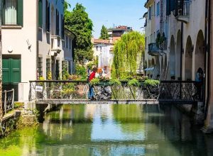 a-revolucao-discreta-da-cidade-italiana-que-virou-alternativa-ao-turismo-excessivo-de-veneza