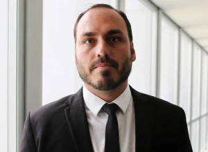 carlos-elogia-nikolas-e-michelle-chora-em-reuniao-do-pl-apos-prisao-de-bolsonaro