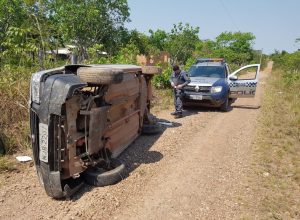 carro-com-ladroes-capota-durante-fuga-em-cuiaba-e-um-deles-e-baleado