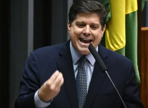 baleia-rossi-sinaliza-alinhamento-com-tarcisio-enquanto-lula-disputa-apoio-do-mdb