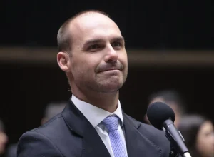 eduardo-bolsonaro-irrita-apoiadores-ao-surfar-em-abu-dhabi