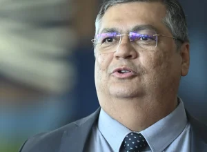 decisao-de-dino-sobre-penduricalhos-e-vista-como-recado-a-fachin-e-expoe-embate-no-stf