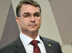 flavio-bolsonaro-busca-marqueteiros-que-evitem-radicalizacao-na-campanha