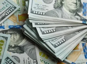 dolar-passa-a-cair-reagindo-a-cpi-dos-eua,-apos-subir-com-temor-sobre-guerra-eua-ira