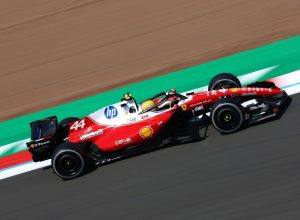 f1:-hamilton-desbanca-antonelli-e-lidera-unico-treino-em-silverstone;-bortoleto-e-12o