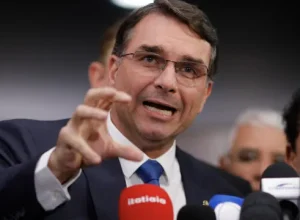 flavio-bolsonaro-vai-abrir-mao-de-seguranca-da-pf-durante-campanha-eleitoral